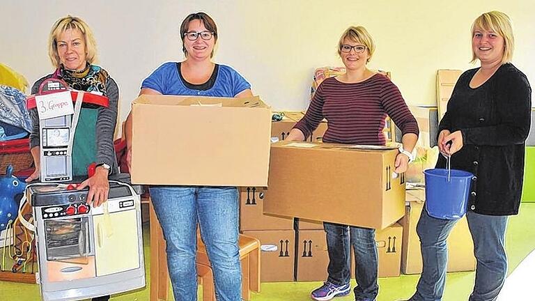 Umzugskartons sind inzwischen ausgeräumt: Mit dem Umzug der Kinderkrippe Anfang Oktober 2014 begann der Betrieb im Kinderland in Bad Königshofen. Im Bild Kindergartenleiterin Karin Imkeller (links) und einige Helferinnen.FOTO: Regina Vossenkaul