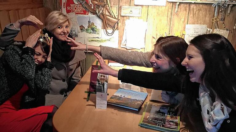 Her mit der Krone: Von rechts greifen Christina Schneider (vorn) und Katharina Prozeller nach dem Kopfschmuck der Fränkischen Weinkönigin Kristin Langmann. Und Kristina Reinhart (hinten links) hat ebenfalls mehr als nur ein Auge auf das Ding geworfen. Entstanden ist die Aufnahme im Casteller Schlossweingut.