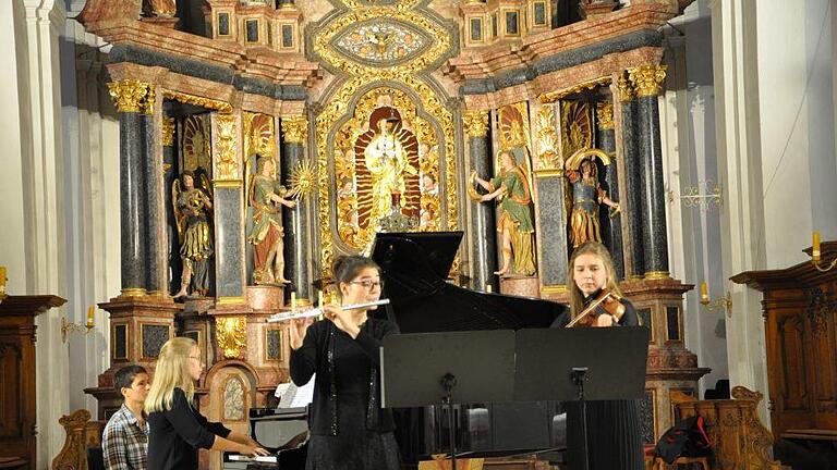 Das gelungene Jubiläumskonzert in der Klosterkirche fand seinen krönenden Abschluss mit der Darbietung der auffallend musikalisch begabten Schwestern Annelis, Sarah und Lotte Bayens. Die 15-jährige Lotte am Flügel, Annelies mit der Querflöte und die  studierende Sarah mit ihrer Geige spielten facettenreich. Jaqueline Edgü-Mihm       -  Das gelungene Jubiläumskonzert in der Klosterkirche fand seinen krönenden Abschluss mit der Darbietung der auffallend musikalisch begabten Schwestern Annelis, Sarah und Lotte Bayens. Die 15-jährige Lotte am Flügel, Annelies mit der Querflöte und die  studierende Sarah mit ihrer Geige spielten facettenreich. Jaqueline Edgü-Mihm