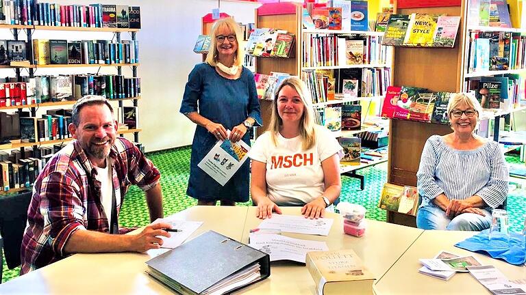 Machten sich ein Bild von der Stadtbibliothek: Frank Helmerich (sitzend von links), Angelika Wilimsky und Petra Friedl. Mit im Bild Bibliotheksleiterin Annedore Dietz-Holzheimer.