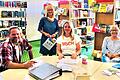 Machten sich ein Bild von der Stadtbibliothek: Frank Helmerich (sitzend von links), Angelika Wilimsky und Petra Friedl. Mit im Bild Bibliotheksleiterin Annedore Dietz-Holzheimer.