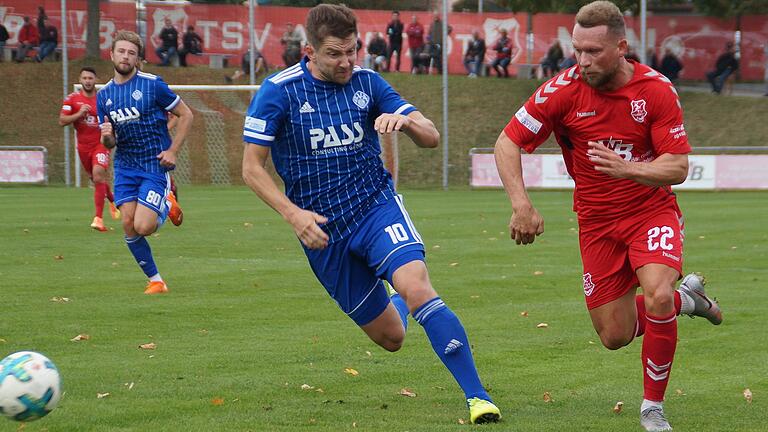 Der TSV Aubstadt (rechts Patrick Hofmann) und Viktoria Aschaffenburg (links Benjamin Baier) spielen im Ligapokal der Regionalliga weiter. In der Vorrunde siegte Aschaffenburg in Aubstadt 4:0.