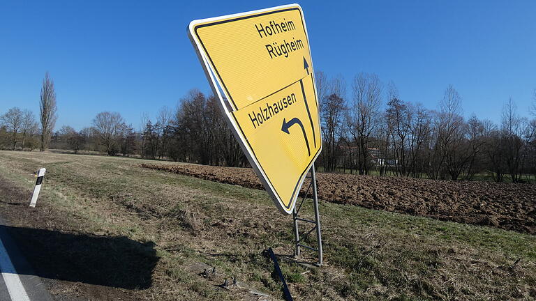 Eines der beteiligten Fahrzeuge touchierte eine große Wegweisertafel und riss diese aus der Verankerung.