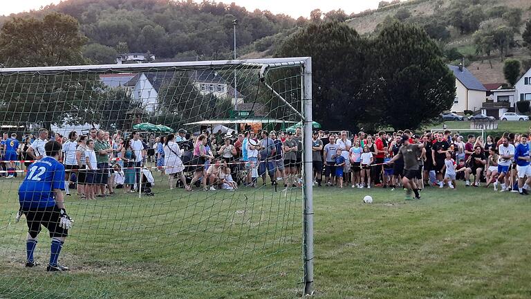 Obwohl bei Tageslicht begonnen, bei 42 teilnehmenden Mannschaften auch notwendig, verdiente sich das „Nachtelfmeterschießen“ des Fußballvereins Oberlauda in der zweiten Hälfte durchaus seinen Namen. Nach Mitternacht beendet, kam die Veranstaltung unter Flutlicht so richtig zur Geltung.