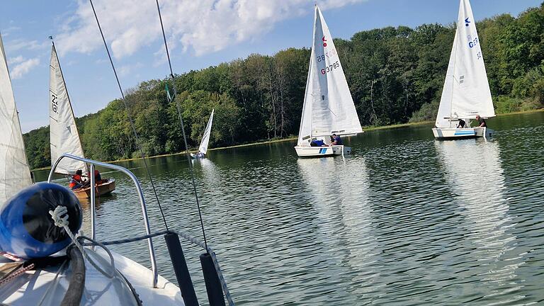 Enge Entscheidung bei der Herbstregatta des Segelclubs Ellertshäuser See Schweinfurt. Der spätere Sieger voraus, die nächstplatzierten immer hinterher. Enge Entscheidung bei der Herbstregatta des Segelclubs Ellertshäuser See Schweinfurt. Der spätere Sieger voraus, die nächstplatzierten immer hinterher.