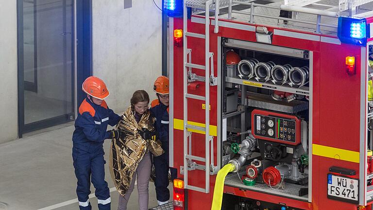 Bei der Einweihung der neuen Übungshalle der Staatlichen Feuerwehrschule Würzburg zeigten Feuerwehrgruppen aus dem Würzburger Umland, was in der Halle für Einsatzszenarien möglich sind - teilweise mit historischem Gerät.