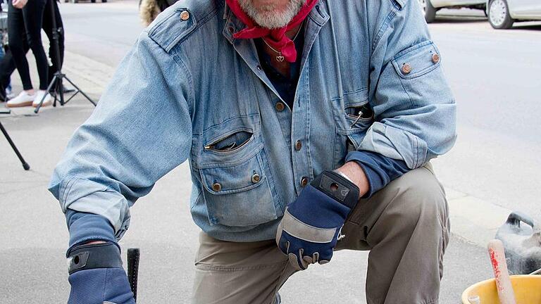 Gunter Demnig verlegt zum vierten Mal Stolpersteine in Frankenwinheim. Gunter Demnig verlegt zum vierten Mal Stolpersteine in Frankenwinheim.