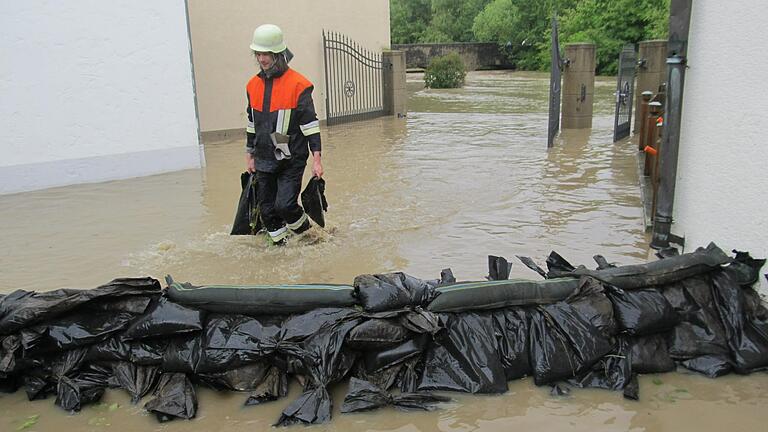 Das Hochwasser im Jahr 2013 im Prichsenstaädter Stadtteil Laub. Die Anwesen an der Schwarzach standen unter Wasser.