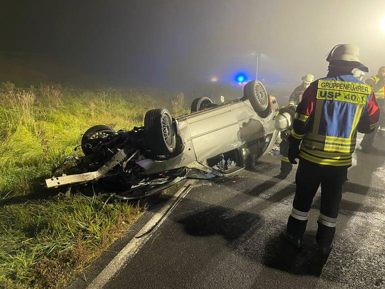 Das Unfallfahrzeug kam auf dem Dach zum Liegen.