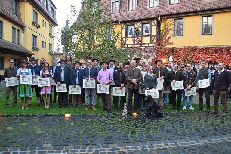 Die Jungjägerinnen und Jungjäger freuen sich zusammen mit ihren Ausbildern im Innenhof des Hotels Leicht über die bestandenen Prüfungen und den Jägerschlag.