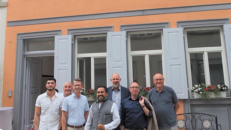 Die Burggasse 4 erstrahlt in neuem Glanz (von links): Alwin Shakor, Peter Wehner, OB Sebastian Remelé, Eigentümer Yousif Shakor, Stefan Stapf, Baureferent Ralf Brettin und Hans Hatos (Leiter Stadtsanierung)