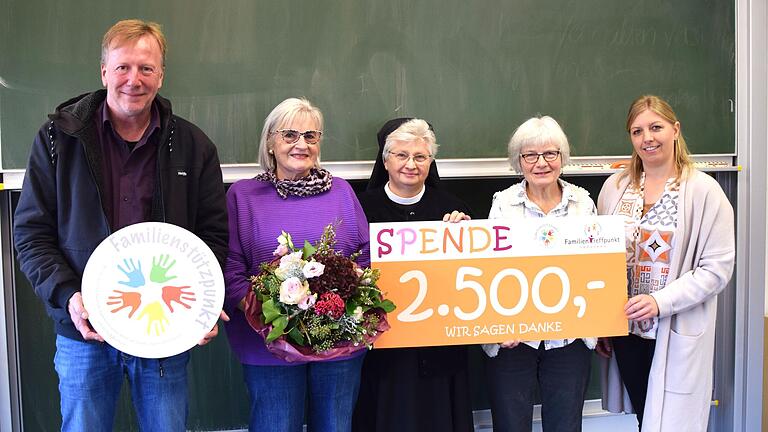 Auf dem Foto (von links): Stefan Weber, Ruth Reinfurt, Sr. Rita-Maria, Christiana Vormwald und Katharina Rodriguez bei der Spendenübergabe.