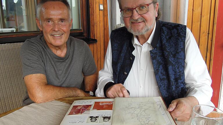 'Weißt du noch?' Frank Dickas (links) und Josef Krause beim Blättern im Fotoalbum ihres Interrail-Trips vor 50 Jahren.