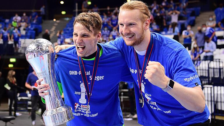 Der wohl größte sportliche Moment im Leben des Linus Geis (rechts) im Juni 2021, zusammen mit seinem Teamkollegen Finn Zecher feiert der Waldbüttelbrunner Neuzugang den Gewinn des deutschen Pokals.