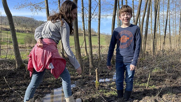 Zur Freude der vielen Kinder, die dabei waren, schafft das Nagetier durch seine Dämme eine feuchte Landschaft.       -  Zur Freude der vielen Kinder, die dabei waren, schafft das Nagetier durch seine Dämme eine feuchte Landschaft.