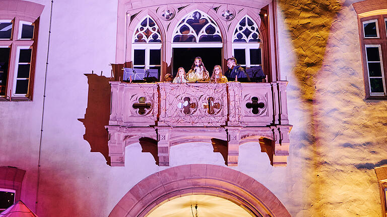 Christkind Hammelburg       -  Um 17 Uhr wurde der Altstadtadvent auf Marktplatz eröffnet.