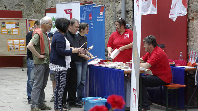 Informationen über die Gewerkschaften, ihre Arbeit und ihre Ziele standen im Mittelpunkt des ersten DGB-Burgfestes. Die Resonanz lässt die Veranstalter bereits jetzt an eine Wiederholung denken. Foto: Winfried Ehling       -  Informationen über die Gewerkschaften, ihre Arbeit und ihre Ziele standen im Mittelpunkt des ersten DGB-Burgfestes. Die Resonanz lässt die Veranstalter bereits jetzt an eine Wiederholung denken. Foto: Winfried Ehling