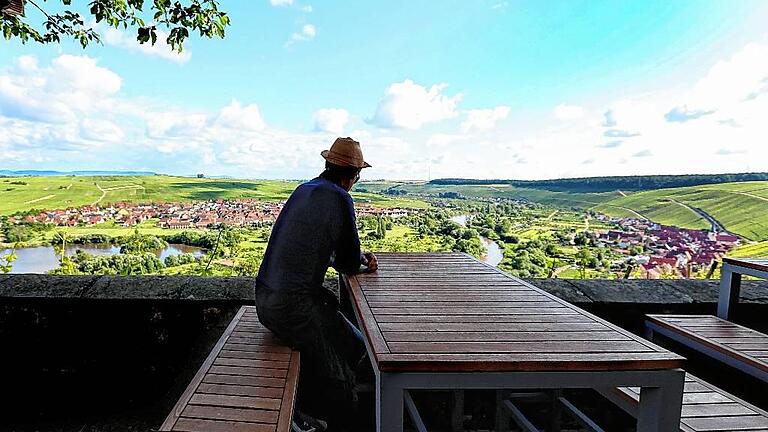 Sahneausblick: Von der Vogelsburg lassen sich Nordheim (links) und Escherndorf bewundern &ndash; dazwischen rundet der Altmain das Panoramabild ab.