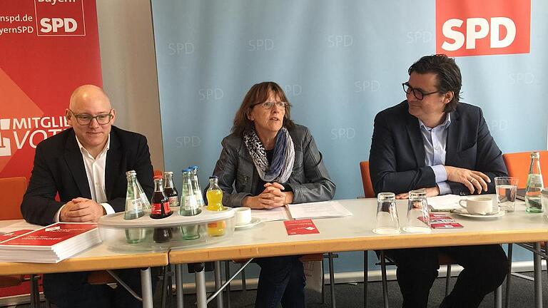 Sehen die Bayern-SPD im Aufwind: Rainer Glaab, MdL Kathi Petersen und Unterbezirksvorsitzender Ralf Hofmann beim Pressegespräch zum Landesparteitag in Schweinfurt.