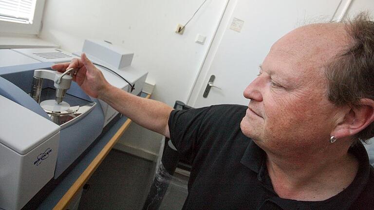 Forscher sind Mini-Teilchen aus Plastik auf der Spur       -  Dr. Gunnar Gerdts in seinem Labor auf Helgoland.