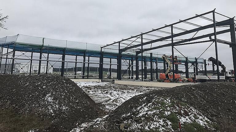 Georg Weidner baut am Kreisverkehr zwischen Hausen und Steinfeld neue Hallen, in denen Kreutz-Maschinen produzieren sollen.