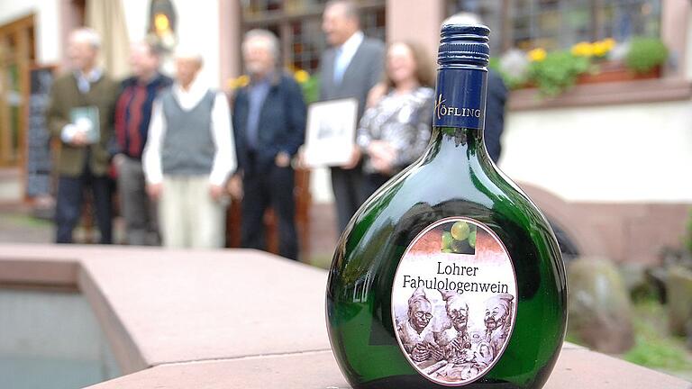 Ende Mai 2013: Im Weinhaus Mehling wird der Lohrer Fabulologenwein vorgestellt. Die Fabulologen Karlheinz Barthels, Huberth Walch und Werner Loibl hat Jan Peter Kranig aufs Etikett gezaubert. Ende Mai 2013: Im Weinhaus Mehling wird der Lohrer Fabulologenwein vorgestellt. Die Fabulologen Karlheinz Barthels, Huberth Walch und Werner Loibl hat Jan Peter Kranig aufs Etikett gezaubert.