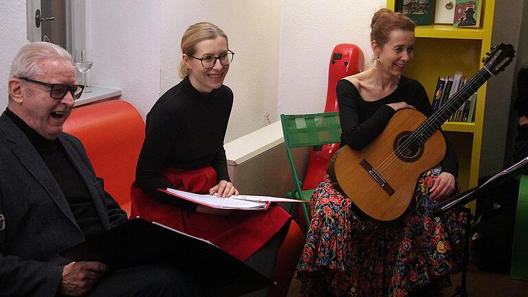 Lustig ging es zu beim Vortragsabend im Wipfelder Literaturhaus. Hans Driesel und Daniela Sandner gaben mit musikalischer Begleitung von Barbara Puppa Hennerfeind (von links) eine Anleitung zum Flirten.