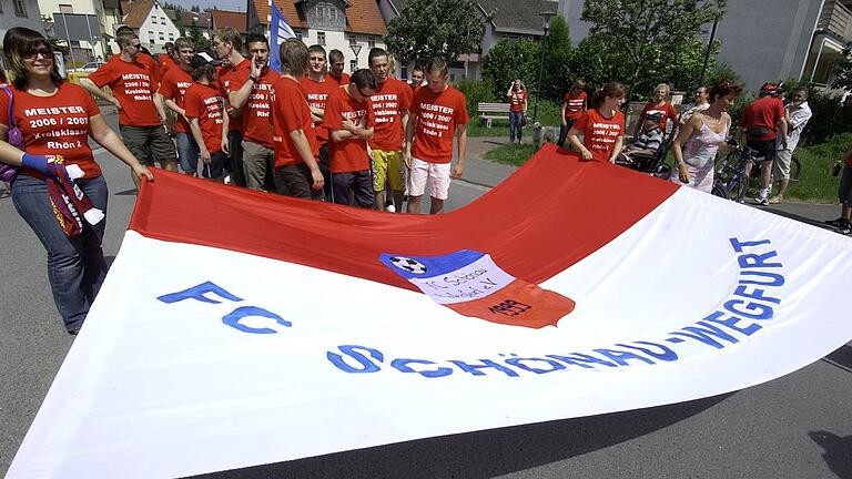 Stolz zogen die Fans und Spieler des FC Schönau-Wegfurt nach dem Gewinn der Meisterschaft im Jahr 2007 durch die Straßen von Wegfurt.