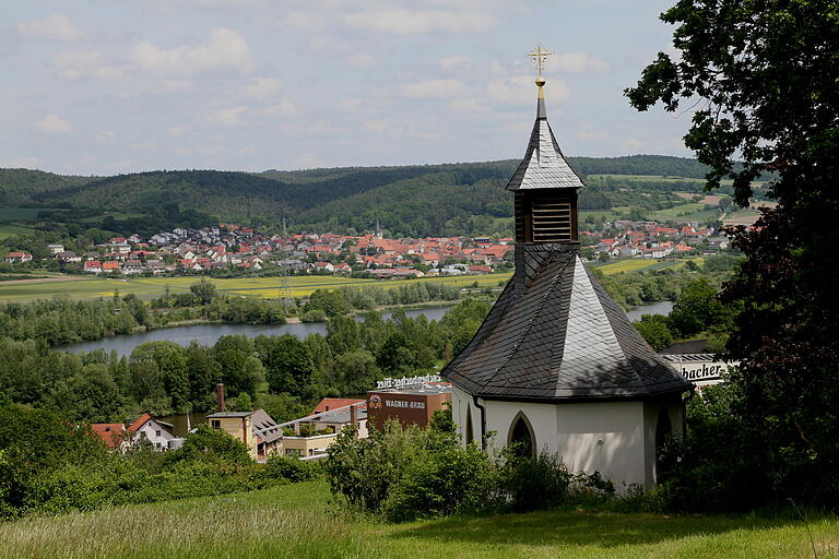 Blick auf die Nothelferkapelle der Dorfgemeinschaft am Hang des Wallberges hoch über dem Maintal, mit Eschenbach vorne und Stettfeld im Hintergrund.