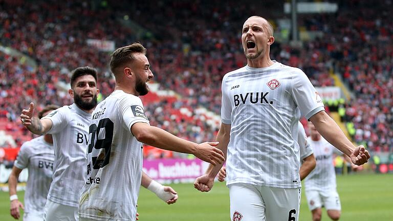 Einer der wenigen Höhepunkte dieser Kickers-Saison: (von links) Fanol Perdedaj, David Kopacz und Tobias Kraulich jubeln über den ersten Treffer beim 2:0 gegen den 1. FC Kaiserslautern.