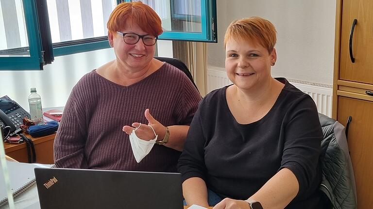 Bettina Grümpel (links) und Monika Albert vom Bezirk Unterfranken informieren darüber, welche Möglichkeiten es gibt, wenn man nicht genug Geld für das Pflegeheim hat. Das Foto wurde in der Beratungsstelle im Landratsamt in Bad Neustadt aufgenommen.