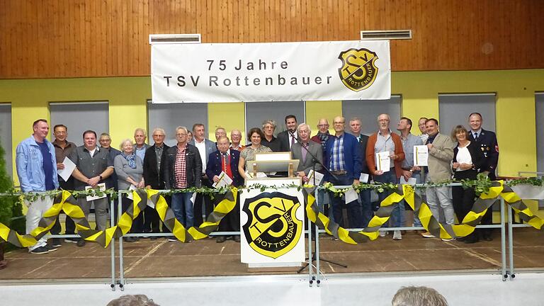 Für 25 und mehr Jahre Mitgliedschaft im TSV Rottenbauer ehrte Vorstandsvorsitzender Matthias Purucker zahlreiche Mitglieder