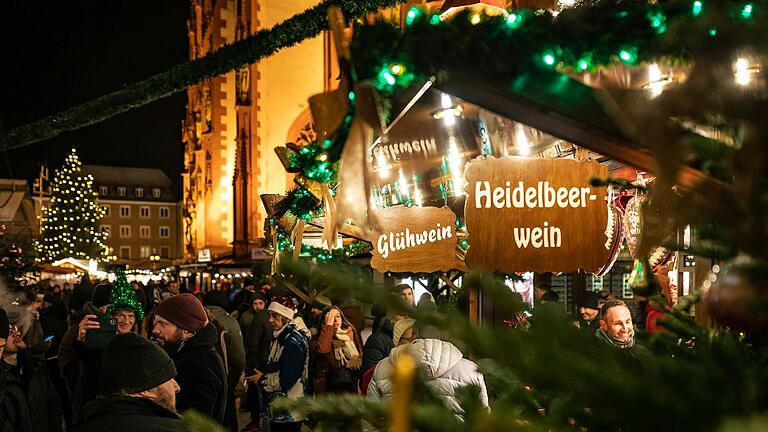 Bei einem Besuch auf dem Würzburger Weihnachtsmarkt kann man sich bei den eisigen Temperaturen mit einer Tasse Glühwein aufwärmen. (Archivfoto)