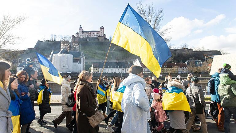 Zwei Jahre nach dem Beginn des russischen Angriffskrieges demonstrierten am Samstag rund 800 Menschen in Würzburg für die Freiheit der Ukraine.