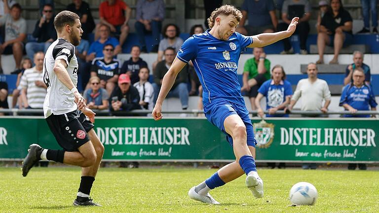 Stürmer Julian Wild (rechts) vom Würzburger FV überzeugte gegen den SC Feucht mit drei Toren. Der FV gewann das Heimspiel mit 6:1. Rechtzeitig zur entscheidenden Saisonphase mit der bevorstehenden Relegation zeigt der 22-Jährige eine ansteigende Form.