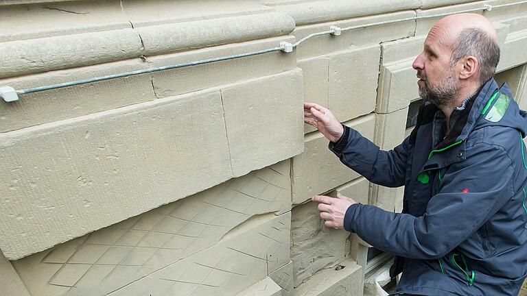 Andreas SchäferBauherr Andreas Schäfer demonstriert, dass nur verwitterte Teilstücke der Sandsteinfassade ersetzt werden. Andreas SchäferBauherr Andreas Schäfer demonstriert, dass nur verwitterte Teilstücke der Sandsteinfassade ersetzt werden.