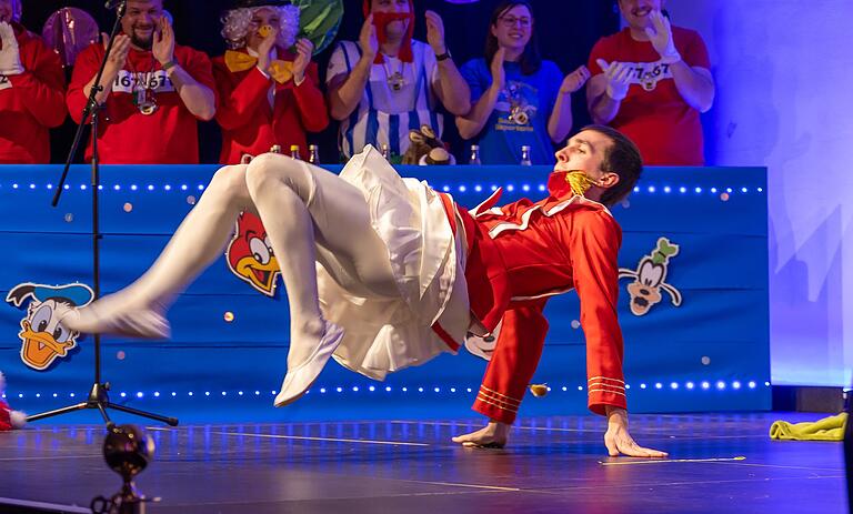 Der Gorilla Winnie Geuß, von Feenhand verzaubert, legte als Funkenmariechen einen wilden Breakdance aufs Parkett. Der Gorilla Winnie Geuß, von Feenhand verzaubert, legte als Funkenmariechen einen wilden Breakdance aufs Parkett.