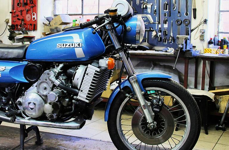In der Suzuki RE5 ist ein Wankelmotor verbaut. Das spezielle Motorsystem hat sich nie so recht durchgesetzt und ist heute kaum mehr auf den Straßen zu finden.