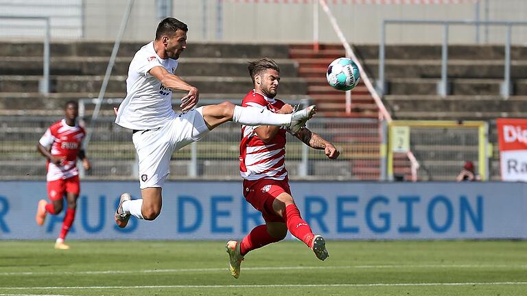 Aues Ognjen Gnjatic (FC Erzgebirge Aue) stoppt Kickers-Angreifer Dominic Baumann.