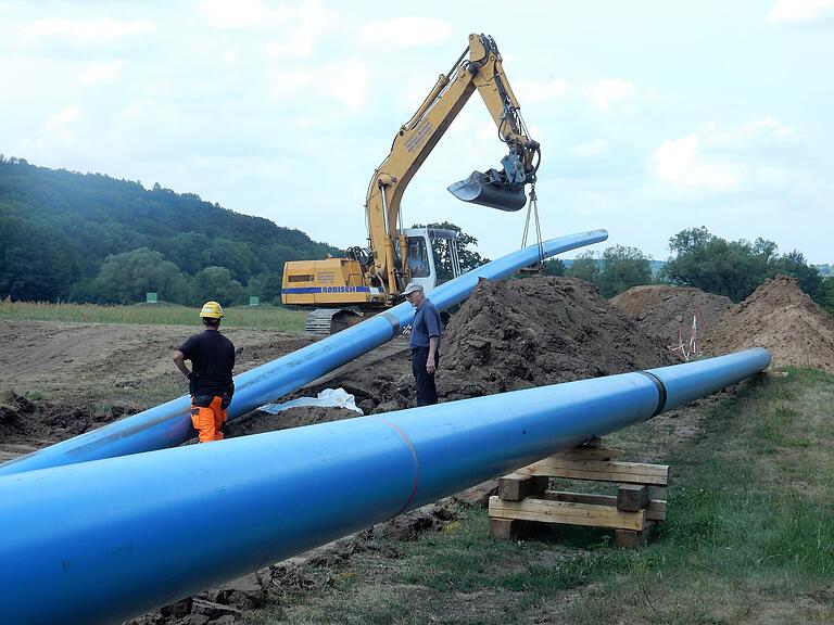 Gebaut wird einer 26 Kilometer lange Wasserleitung vom Wasserwerk in Schweinfurt bis nach Wohnau.