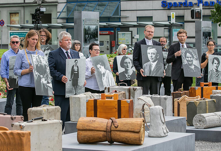 Der 'DenkOrt Deportation' am Würzburger Hauptbahnhof erinnert an die Ermordung der mainfränkischen Jüdinnen und Juden. Das Bild entstand bei der Eröffnung 2020.