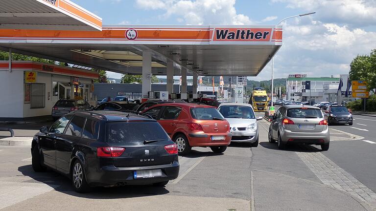 Viel Geduld und Zeit musste man wie hier in der Zeiler Straße in Haßfurt am Mittwoch mitbringen, um am ersten Tag der Steuersenkung den billigsten Sprit in der Kreisstadt ergattern zu können.