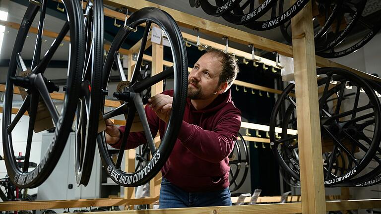 Made in Germany und nicht in Asien: Christian Gemperlein fährt mit seinem Fahrradbau-Unternehmen All Ahead Composites in Veitshöchheim (Lkr. Würzburg) gegen die Dominanz der Produzenten in Fernost an. Und hat Erfolg.