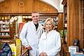 Apothekerin Elisabeth Faustmann und ihr Nachfolger Martin Lörzer in der Schweinfurter Stadt-Apotheke.&nbsp; Elisabeth Faustmann, die das Familienunternehmen in dritter Generation leitete, übergibt die Apotheke nach 40 Jahren Leitung in neue Hände.&nbsp;