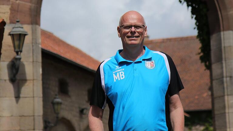 Vorsichtigen Optimismus strahlt Matthias Benner vor der Kulisse von Schloss Saaleck aus.  Der neue Teammanager der Hammelburger Zweitliga-Volleyballer darf wieder Testspiele planen und damit auch auf einen regulären Saisonstart am 12. September hoffen. Foto: Jens Feistel       -  Vorsichtigen Optimismus strahlt Matthias Benner vor der Kulisse von Schloss Saaleck aus.  Der neue Teammanager der Hammelburger Zweitliga-Volleyballer darf wieder Testspiele planen und damit auch auf einen regulären Saisonstart am 12. September hoffen. Foto: Jens Feistel