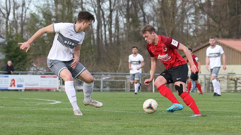 Musste schon nach 25 Minuten mit der roten Karte vom Platz: Schwebenrieds Yannick Deibl (rechts, hier im Zweikampf mit dem Geesdorfer Fabio Feidel.