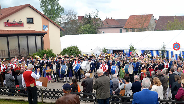 Beim Gemeinschaftschor, wie 2017 in Waldsachsen, lassen rund 200 Musikanten ihre Instrumente erklingen (Archivfoto). Beim Gemeinschaftschor, wie 2017 in Waldsachsen, lassen rund 200 Musikanten ihre Instrumente erklingen (Archivfoto).