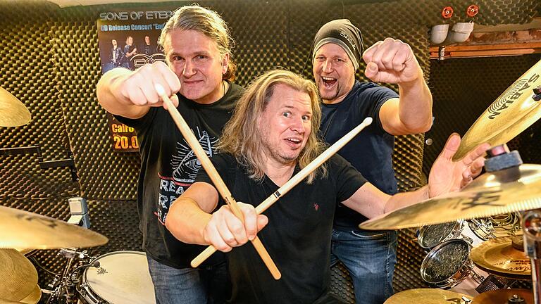 Die Würzburger Heavy-Metal-Band 'Sons of Eternity' in ihrem Probekeller (von links): Sänger Matthias Schenk (Schneky), Schlagzeuger Thomas Abts und Gitarrist Matthias Kirchgessner (Church). Gitarrist Jonas Roßner und Bassist Freddy Müller-Schartl fehlten beim Fototermin. Die Würzburger Heavy-Metal-Band 'Sons of Eternity' in ihrem Probekeller (von links): Sänger Matthias Schenk (Schneky), Schlagzeuger Thomas Abts und Gitarrist Matthias Kirchgessner (Church). Gitarrist Jonas Roßner und Bassist Freddy Müller-Schartl fehlten beim Fototermin.