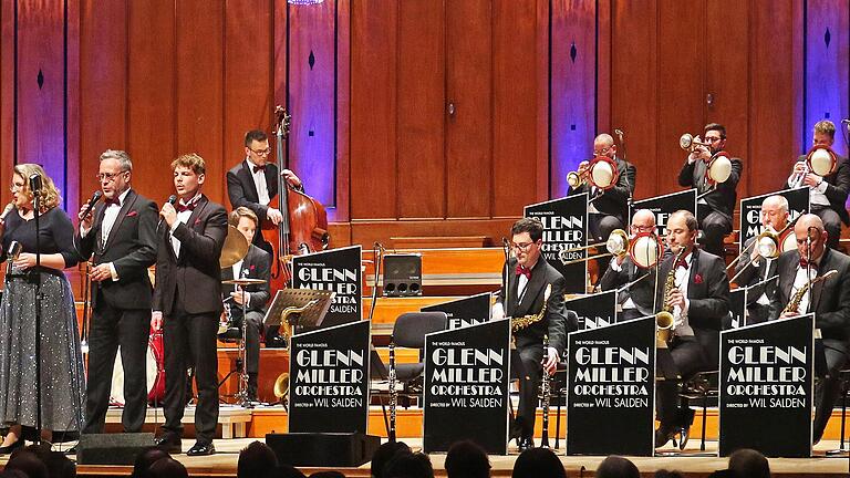 Das Glenn Miller Orchestra unter der Leitung von Wil Salden spielte im großen Saal des Regentenbaus       -  Das Glenn Miller Orchestra unter der Leitung von Wil Salden spielte im großen Saal des Regentenbaus