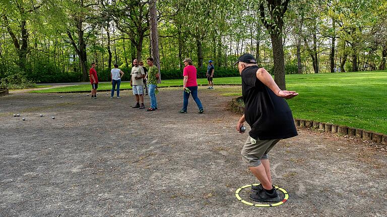 Konzentration und Gemeinschaft beim Boulespiel in den Wehranlagen. Konzentration und Gemeinschaft beim Boulespiel in den Wehranlagen.